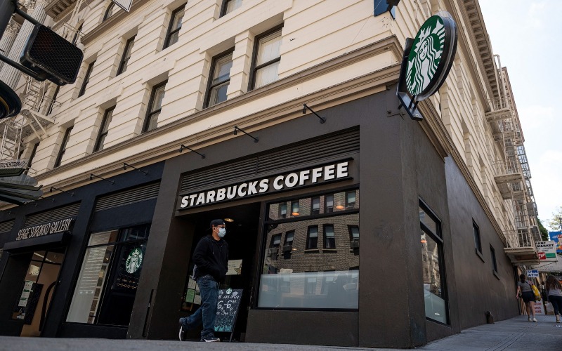 Suasana gerai kopi Starbucks di San Francisco, California, AS, Kamis (22/7/2021) Bloomberg/David Paul Morris