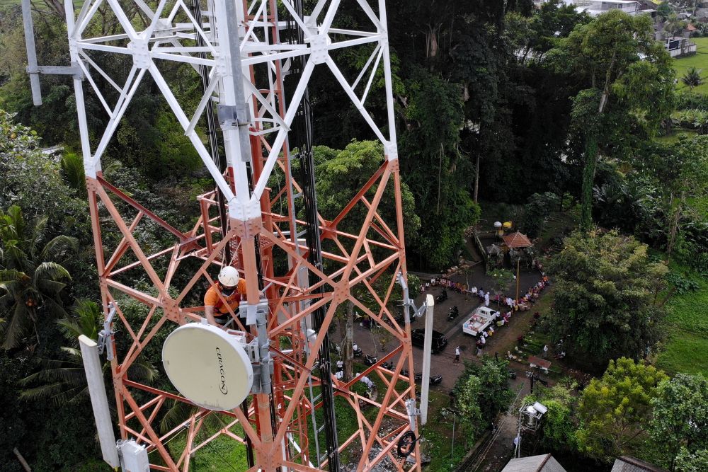 Pekerja melakukan perawatan menara (tower) telekomunikasi milik PT Tower Bersama Infrastructure Tbk di kawasan Ubud, Gianyar, Bali. Bersama Digital Infrastructure Asia Pte. Ltd. (BDIA) mengeluarkan dana sebanyak Rp7,9 triliun untuk melakukan pembelian 2,48 miliar saham TBIG. ANTARA FOTO/Fikri Yusuf/nym.