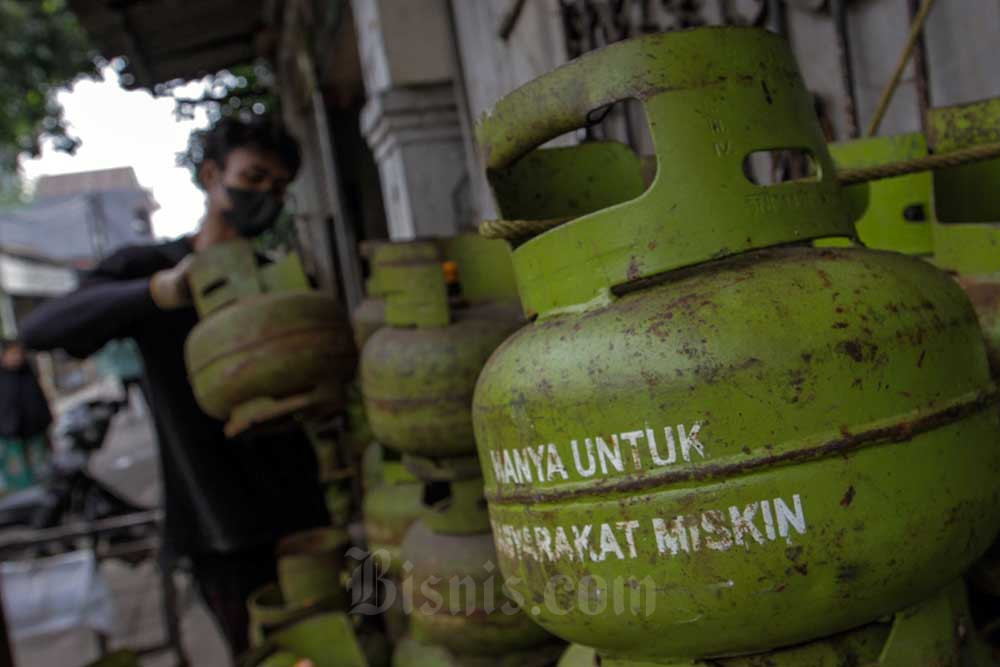 Pekerja menyusun tabung Liquified Petroleum Gas (LPG) di Jakarta, Senin (20/6/2022). /Bisnis-Fanny Kusumawardhani