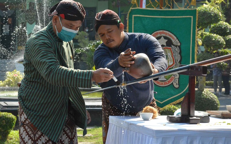  Pemkot Yogyakarta Mandikan Tombak Berusia 101 Tahun, Begini Prosesnya