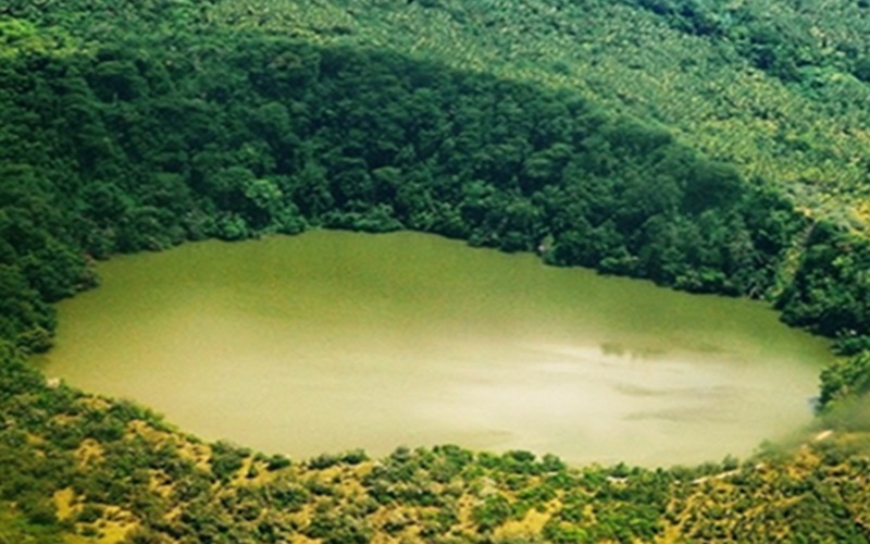  Danau Tolire: Legenda Buaya Tak Kasat Mata dan Suguhan Panorama Memanjakan Mata