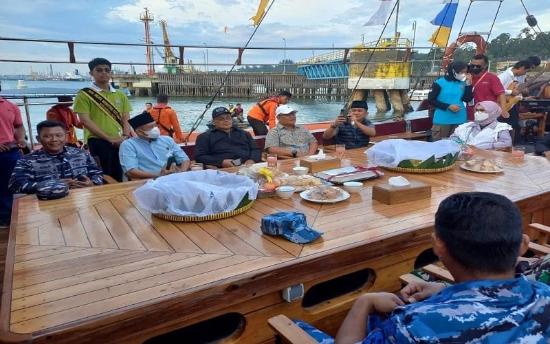  Wali Kota Kenalkan Wisata Susur Teluk Balikpapan Pakai Kapal Pinisi 