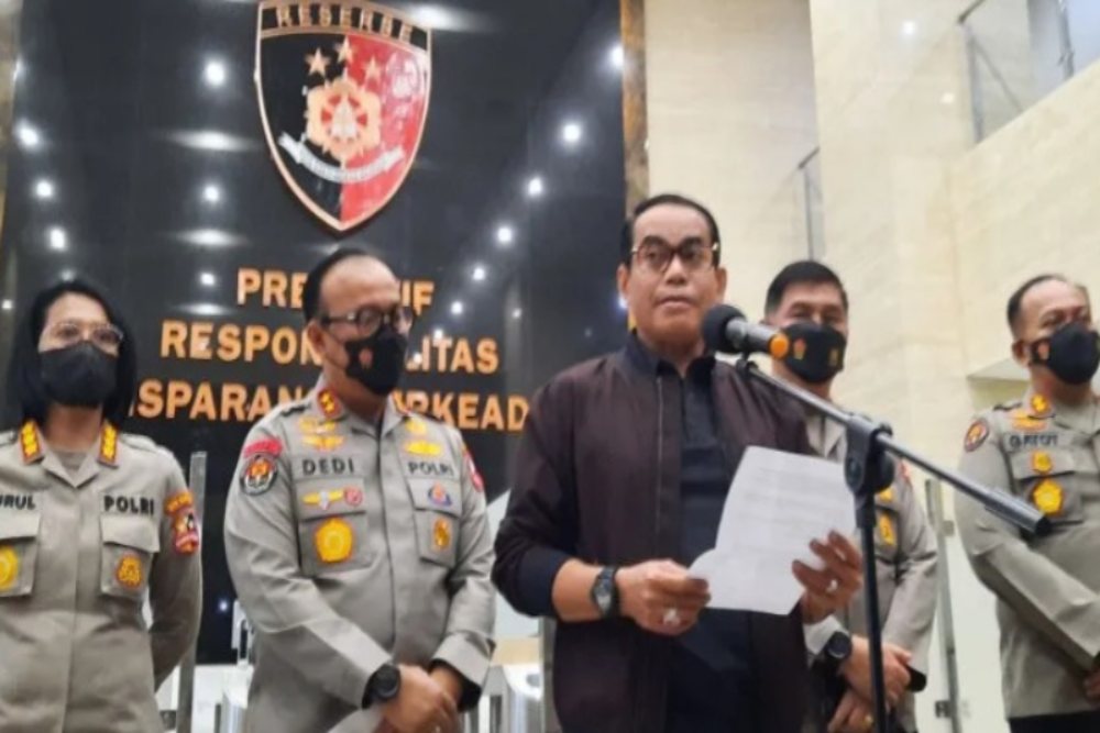 Direktur Tindak Pidana Umum (Dirtipidum) Bareskrim Polri Brigjen Pol. Andi Rian Djajadi menyampaikan keterangan pers di Mabes Polri, Jakarta, Rabu (3/8/2022) malam./Antara