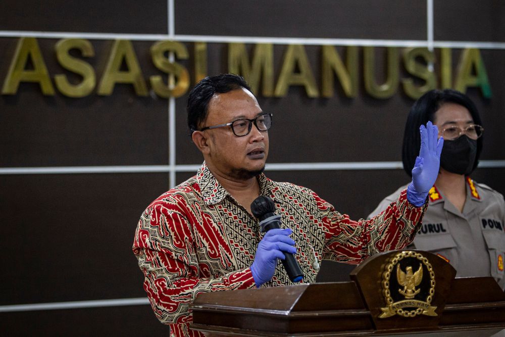 Komisioner Pemantauan/Penyelidikan Komnas HAM Mohammad Choirul Anam (kiri) didampingi Kabag Penum Divisi Humas Polri Kombes Pol Nurul Azizah (kanan) menyampaikan keterangan pers di kantor Komnas HAM, Jakarta, Rabu (27/7/2022). ANTARA FOTO/Dhemas Reviyanto/nym.