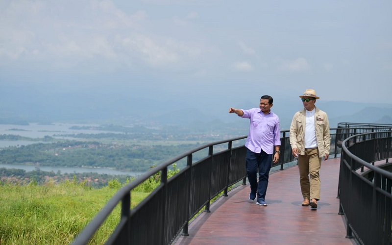 Bupati Sumedang Dony Ahmad Munir bersama Gubernur Jabar Ridwan Kamil saat meresmikan tempat wisata Buricak Burinong di Kawasan Waduk Jatigede, Kabupaten Sumedang, Selasa (26/4/2022).