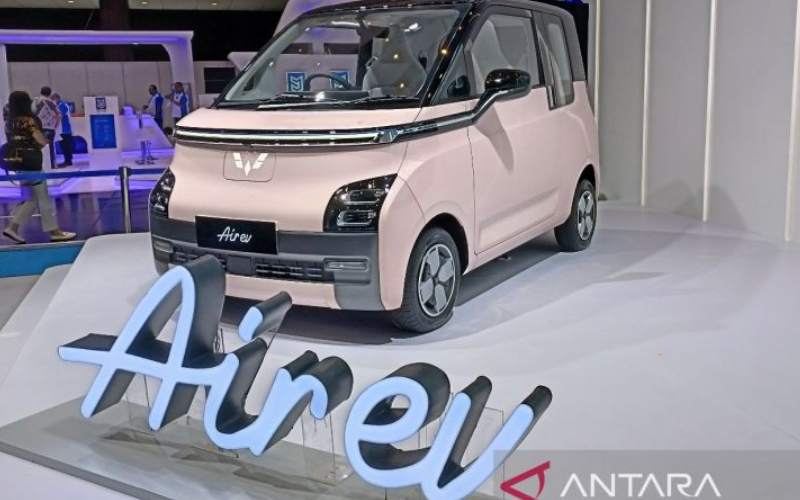 Kendaraan listrik mini Wuling Air ev ditampilkan di ajang Periklindo Electric Vehicle Show (PEVS) 2022 yang digelar di JIExpo Kemayoran, Jakarta, Jumat (22/7/2022) (ANTARA/Fathur Rochman) 
