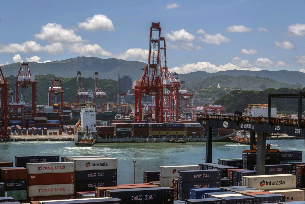 Pelabuhan Keelung di Keelung, Taiwan, pada Kamis (4/8/2022). Militer China menembakkan rudal ke laut saat memulai tiga hari latihan militer tembakan langsung di sekitar pulau sebagai tanggapan atas kunjungan Ketua DPR AS Nancy Pelosi/Bloomberg-Lam Yik Fei