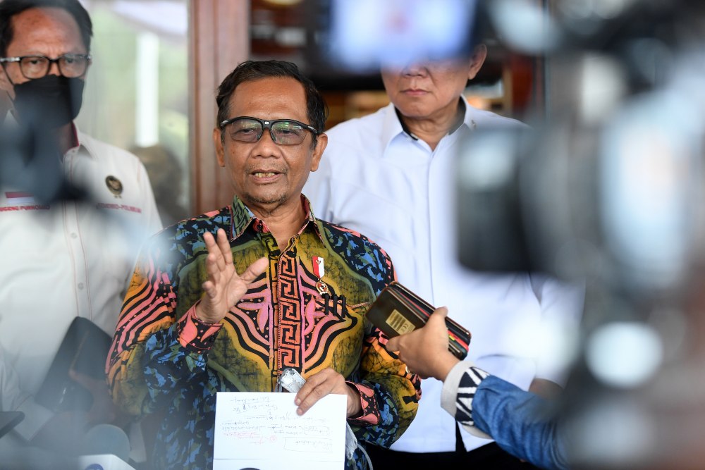 Menko Polhukam Mahfud MD memberikan keterangan kepada media usai menerima audiensi dari ayah mendiang Nofriansyah Yosua Hutabarat (Brigadir J), Samuel Hutabarat dan Persatuan Marga Hutabarat di Kemenko Polhukam, Jakarta, Rabu (3/8/2022)./Antara