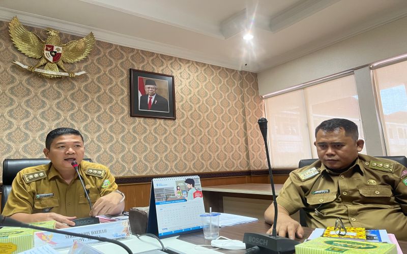 Plt Kepala DPMPTSP Sumsel Yudha Husni (kiri) didampingi Kepala Bidang Pembinaan, Pengawasan dan Pengendalian DPMPTSP Sumsel Eko Agusrianto memberikan keterangan terkait capaian realisasi investasi di Sumsel. /Bisnis-Dinda Wulandari