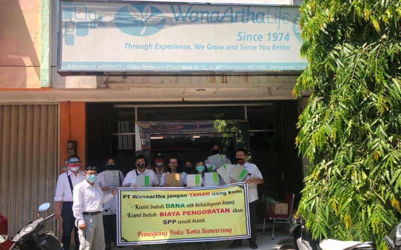 Sejumlah nasabah pemegang polis Wanaartha Life mendatangi kantor Wanaartha dan meminta perusahaan untuk segera membayar klaim. /Istimewa