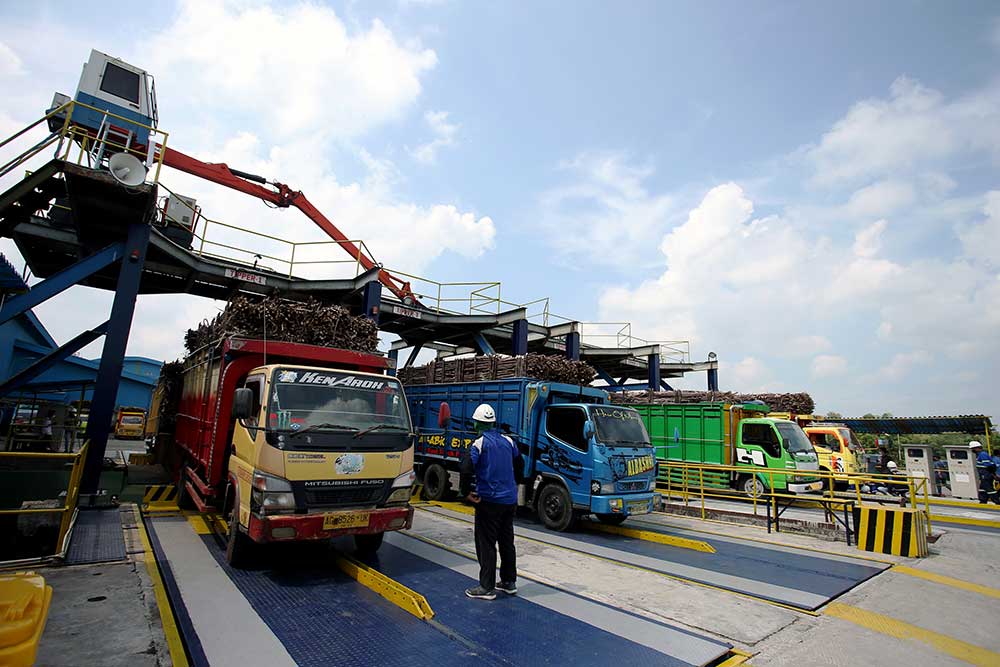 Petugas mengawasi proses penggilingan tebu di Pabrik Gula PT Rejoso Manis Indo (RMI) Blitar, Jawa Timur, Rabu (25/5/2022). ANTARA FOTO/Irfan Anshori