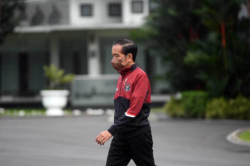 Presiden Joko Widodo berjalan memasuki lapangan upacara penyerahan bonus atlet SEA Games ke-31 Vietnam di Halaman Istana Merdeka, Jakarta, Senin (13/6/2022). ANTARA FOTO/Akbar Nugroho Gumay