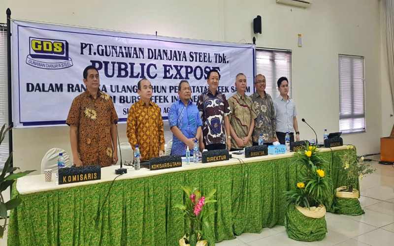 Direktur Produksi dan Perdagangan Internasional GDST, Gwie Gunato Gunawan (keempat kanan) dan Direktur Utama GDST, Hadi Sutjipto (ketiga kiri) saat menggelar paparan publik di Surabaya, Selasa (9/8/2022)./Bisnis - Peni Widarti