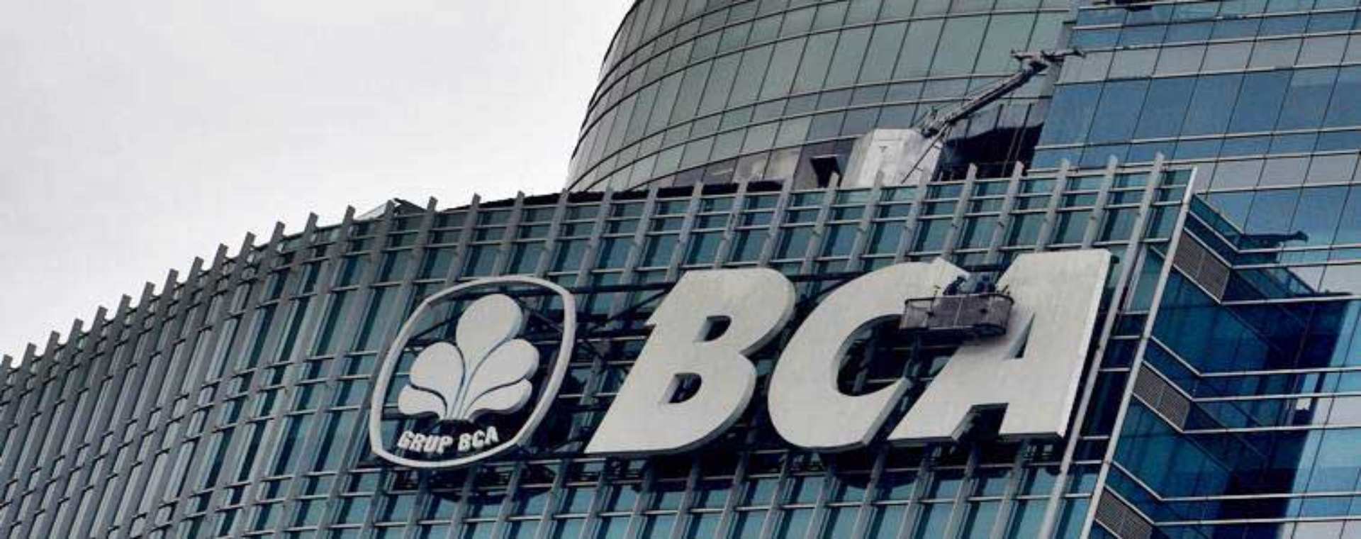 Pekerja membersihkan menara BCA di Jakarta, Selasa (12/3/2019)./ANTARA-Sigid Kurniawan. Strategi Modal Ventura Bank BCA (BBCA) Perluas Portofolio Startup