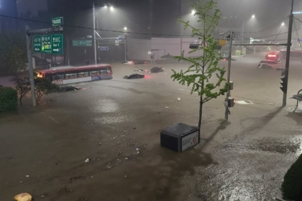 Ibu Kota Korea Selatan Seoul dilanda banjir besar pada Senin (8/8/2022) akibat hujan deras yang mengguyur kota itu. Sejumlah rumah, perkantoran, dan properti lain terendam. Akibatnya, warga di datararan rendah diungsikan./Yonhap