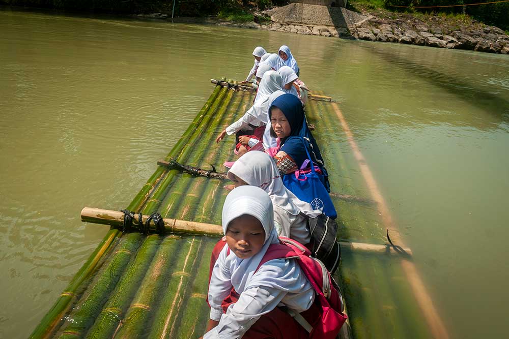  Jembatan Putus, Siswa di Banten Sebrangi Sungai Menggunakan Rakit Bambu