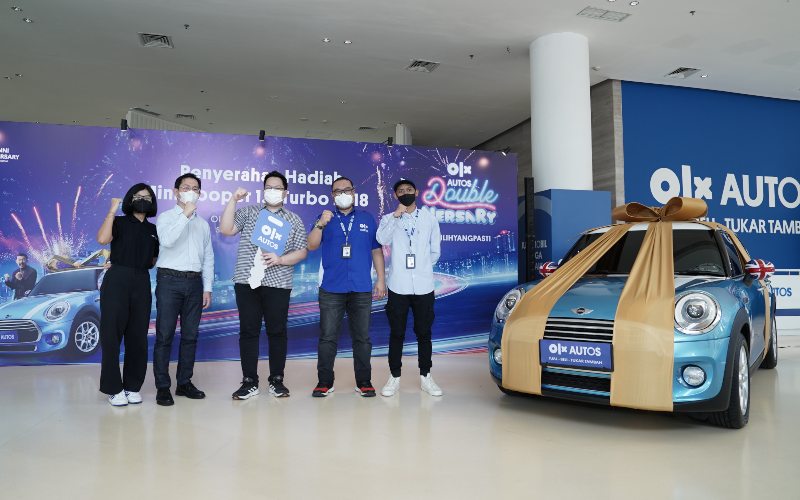 OLX Autos Indonesia menyerahkan hadiah utama, Mini Cooper 1.5 Turbo 2018 bekas kepada pemenang Program OLX Autos Doubleversary - Dok. OLX Autos.