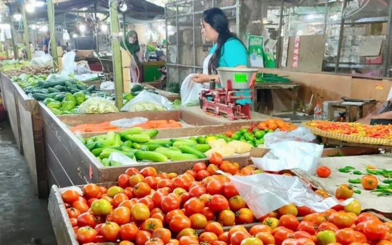 Salah seorang pedagang sayuran di Pasar Puspa Agro Jemundo, Kabupaten Sidoarjo./Antara-PT JGU.