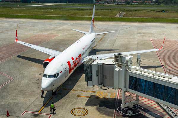 Petugas memeriksa kondisi pesawat terbang jenis Boeing 737 milik maskapai penerbangan Lion Air sebelum terbang di Bandara Internasional Jenderal Ahmad Yani, Semarang, Jawa Tengah, Rabu (31/10/2018)./ANTARA-Aji Styawan