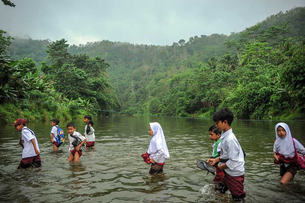  Siswa SD di Cianjur Rela Menerjang Sungai Untuk Berangkat Sekolah