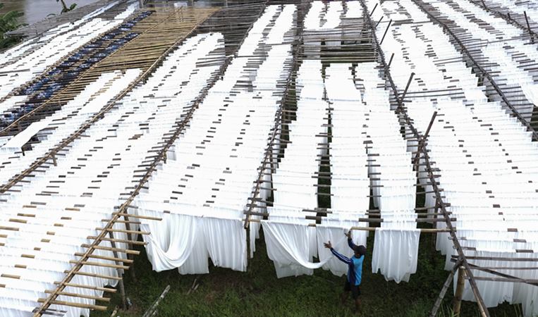 Pekerja menjemur kain rayon untuk bahan busana bermotif dan kain pantai di Mojolaban, Sukoharjo, Jawa Tengah, Kamis (2/1/2020)./ANTARA - Maulana Surya