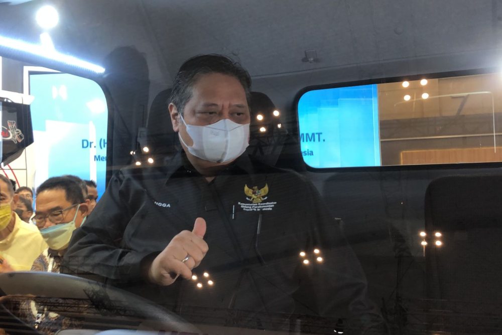 Menteri Koordinator Bidang Perekonomian, Airlangga Hartarto menjajal kendaraan yang dipamerkan pada ajang GIIAS 2022 di ICE BSD, Tangerang pada Kamis (11/8/2022) - BISNIS/Annasa Rizki Kamalina.