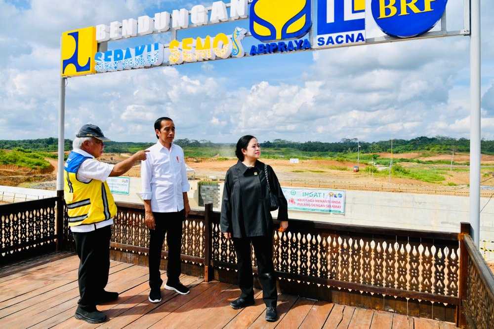 Menteri PUPR Basuki Hadimuljono, Presiden Jokowi, dan Ketua DPR Puan Maharani meninjau lokasi Bendungan Sepaku Semoi di Kalimantan Timur, Rabu (22/6/2022).  