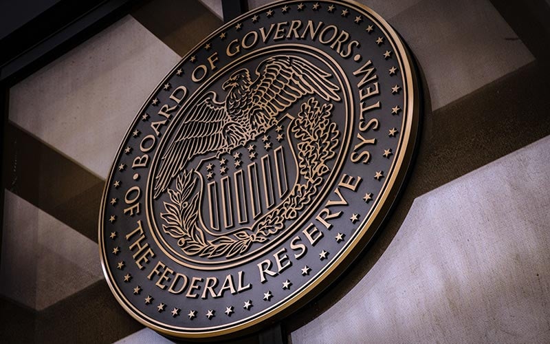 Logo bank central Amerika Serikat atau The Federal Reserve (The Fed) di Washington, Amerika Serikat, Minggu (19/12/2021). Bloomberg/Samuel Corum