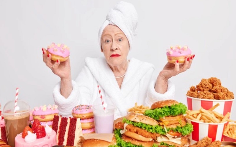 Ilustrasi perempuan berusia 50 tahun yang konsumsi makanan tidak sehat - Freepik