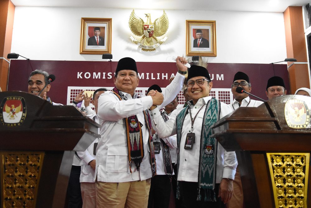 Ketua Umum Partai Gerindra Prabowo Subianto (kiri) bersalam komando dengan Ketua Umum PKB Muhaimin Iskandar (kanan) usai mendaftarkan partainya masing-masing sebagai calon peserta Pemilu 2024 di Gedung KPU, Jakarta, Senin (8/8/2022). Gerindra menjadi partai ke-17 dan PKB menjadi partai ke-18 yang mendaftar sebagai calon peserta Pemilu 2024 ke KPU. ANTARA FOTO/Indrianto Eko Suwarso/wsj.