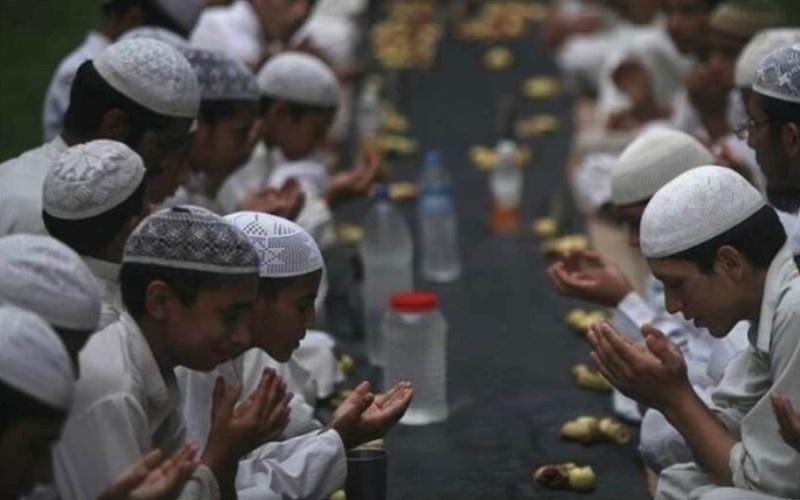 Ilustrasi sekelompok anak-anak sedang berdoa, usai makan/Freepik