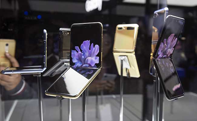 Ponsel pintar Galaxy Z Flip dipajang saat acara peluncuran di San Francisco, California, Amerika Serikat, Selasa (11/2/2020). Bloomberg/Michael Short