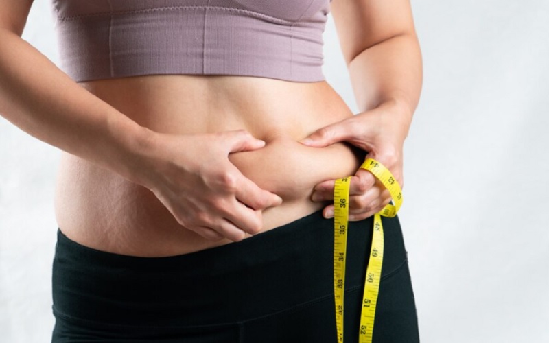 Ilustrasi perempuan mengukur lemak perut - Freepik
