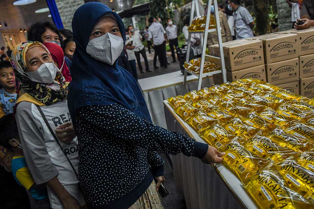 Sejumlah warga mengantre untuk membeli minyak goreng kemasan saat peluncuran minyak goreng kemasan rakyat (MinyaKita) di kantor Kementerian Perdagangan, Jakarta, Rabu (6/7/2022). ANTARA FOTO/Galih Pradipta
