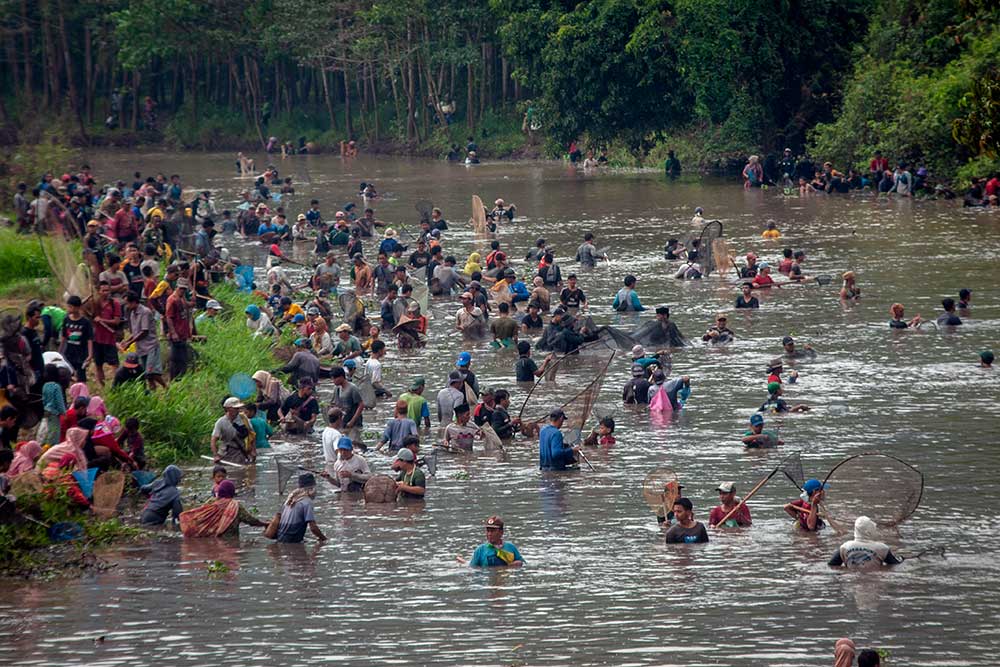  Ribuan Warga Mengikuti Tradisi Ngagurah Dano di Desa Cikolelet Banten