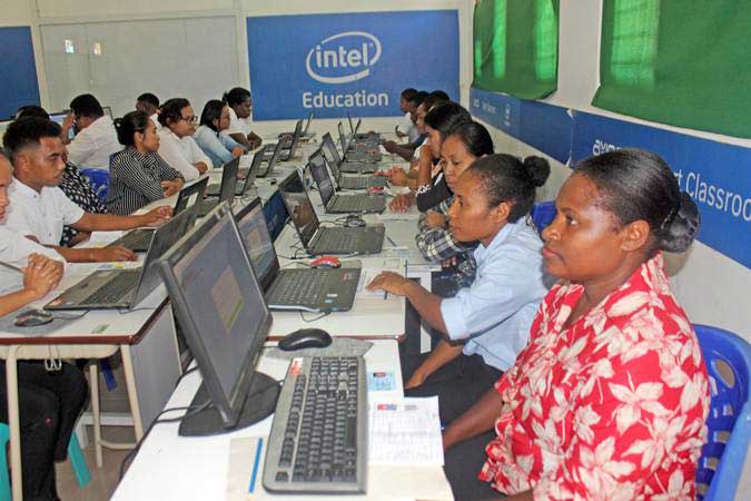 Peserta tes seleksi CPNS bersiap mengikuti tes di Laboratorium Komputer SMK Negeri 3 Kota Sorong, Papua Barat, Rabu (24/4/2019)./ANTARA-Olha Mulalinda