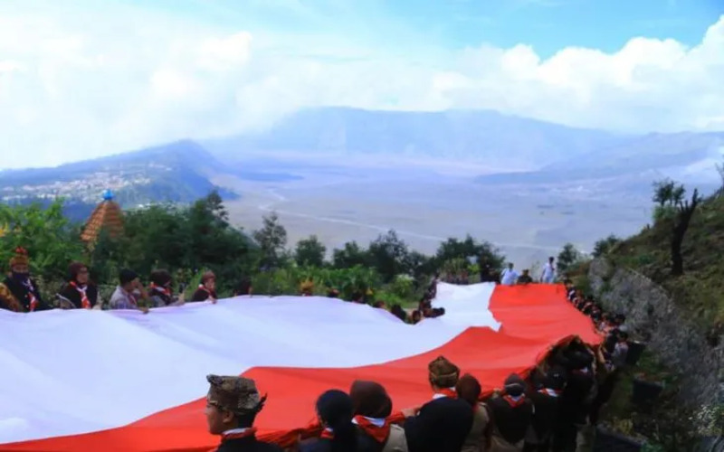 Bendera Merah Putih berukuran 30 meter dibentangkan di objek wisata Seruni Point Gunung Bromo di Kabupaten Probolinggo, Minggu (14/8/2022)./Antara-Diskominfo Kabupaten Probolinggo.