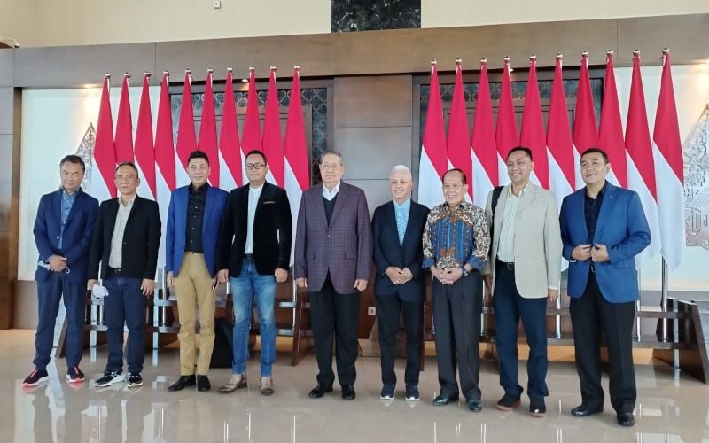 Susilo Bambang Yudhoyono (SBY) bersama dengan sejumlah elite Demokrat./Twitter Andi Arief/.