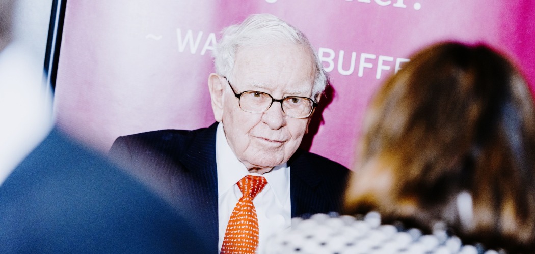 Chairman dan CEO Berkshire Hathaway Inc. Warren Buffett ketika menghadiri Rapat Umum Pemegang Saham Tahunan (RUPST) Berkshire Hathaway Inc. di Omaha, Nebraska, AS, Minggu (6/5/2019)./Bloomberg-Houston Cofield