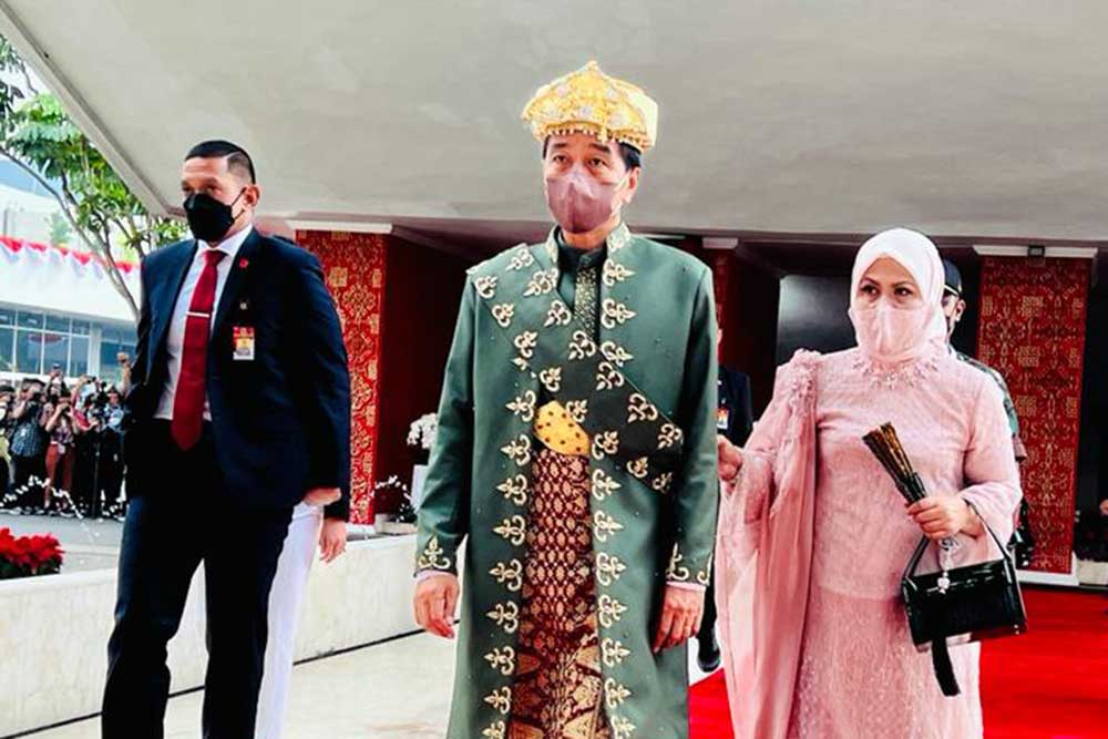 Presiden Joko Widodo didampingi Iriana Joko Widodo tiba di Komplek Parlemen untuk mengikuti sidang tahunan MPR dan Sidang Bersama DPR-DPD di Jakarta, Selasa (16/8/2022). Biro Pers Sekretariat Presiden/Laily Rachev
