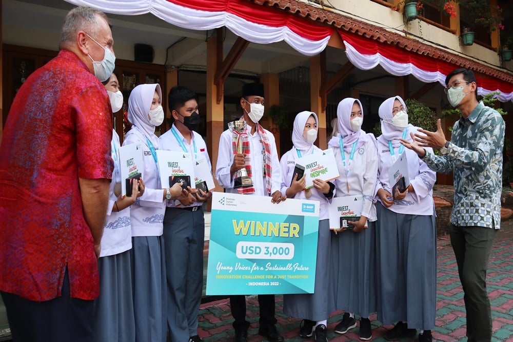  Pelajar SMA Kembangkan Tas dari Serat Kain hasil Daur Ulang Limbah Daun Nanas