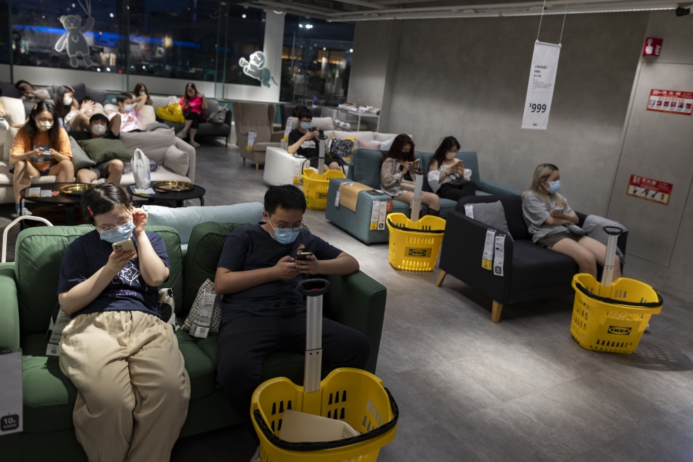 Pengunjung Ikea Shanghai yang tidak berhasil keluar saat otoritas kesehatan setempat melakukan lockdown tengah menunggu karantina selesai./Bloomberg