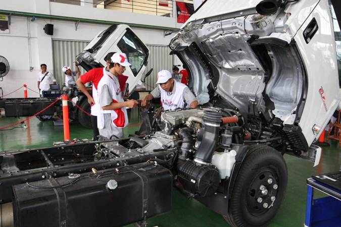 Mekanik memeriksa truk Isuzu /Bisnis-Dedi Gunawan