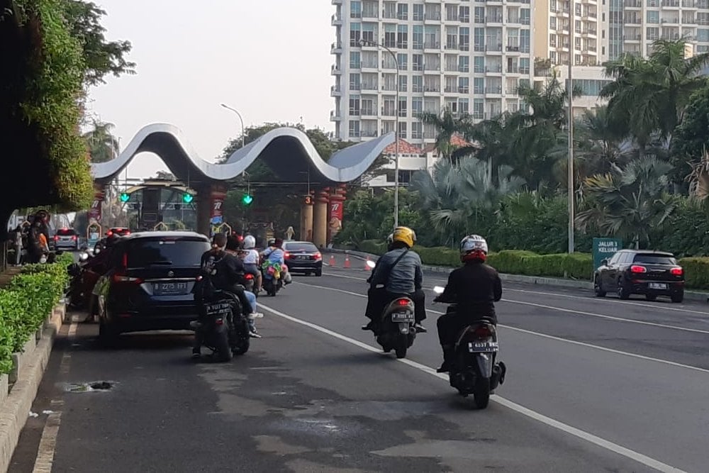 Kendaraan berpelat B mulai memasuki Pintu Gerbang Utama - Timur Ancol, jelang perayaan HUT ke-77 RI. /Bisnis-Rika Anggraeni.