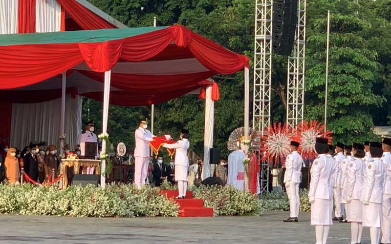 Anies Baswedan memimpin upacara pengibaran bendera dalam rangka memperingati Hari Ulang Tahun (HUT) ke-77 Kemerdekaan Indonesia di Plaza Selatan Monas / Bisnis-Pernita Hestin