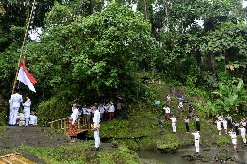  Warga di Bali Gelar Upacara Bendera di Sungai Tukad Oos