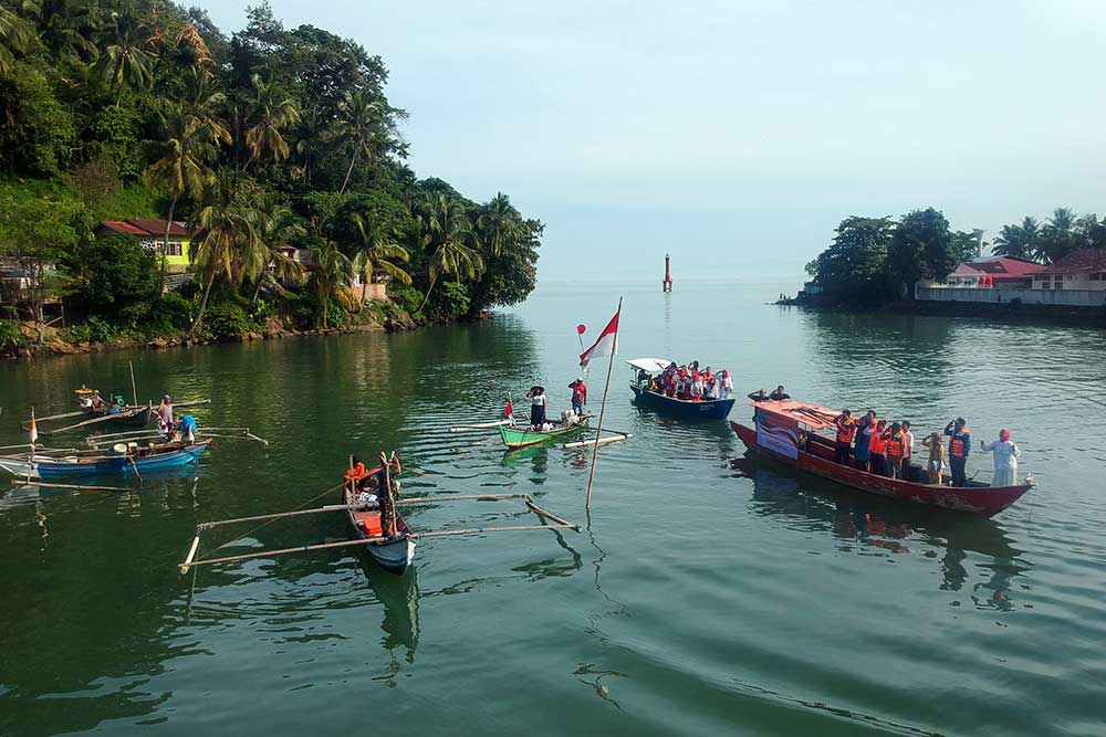  Nelayan dan Warga di Padang Gelar Upacara Pengibaran Bendera di Muaro Sungai Batang Arau