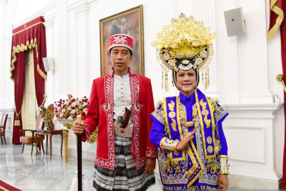 Jokowi dan Iriana Jokowi memakai baju adat Buton/Antara