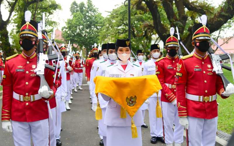 Tim Pancasila Sakti bersiap menjalankan tugasnya dalam Upacara Penurunan Bendera Negara Sang Merah Putih pada rangkaian perayaan HUT ke-77 Kemerdekaan RI / Setpres