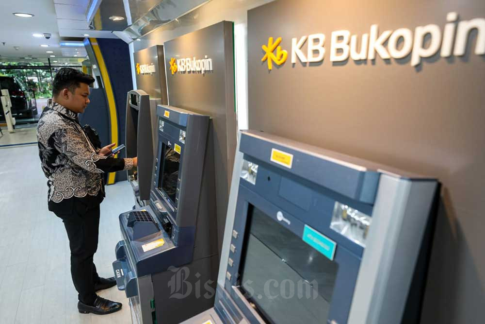 Nasabah bertransaksi di mesin anjungan tunai mandiri milik PT Bank KB Bukopin Tbk (BBKP) di Jakarta, Selasa (28/6/2022). Bisnis/Abdurachman